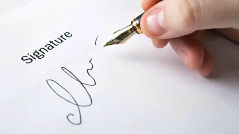 Que signifie le fait que la signature d’une personne soit inclinée vers le haut selon la graphologie