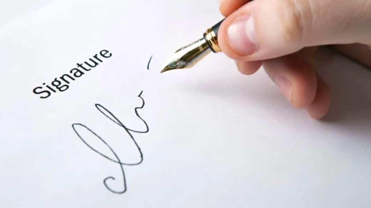 Que signifie le fait que la signature d’une personne soit inclinée vers le haut selon la graphologie