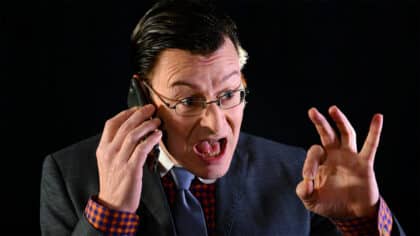 Que signifie le fait que quelqu'un parle fort au téléphone, selon la psychologie ?