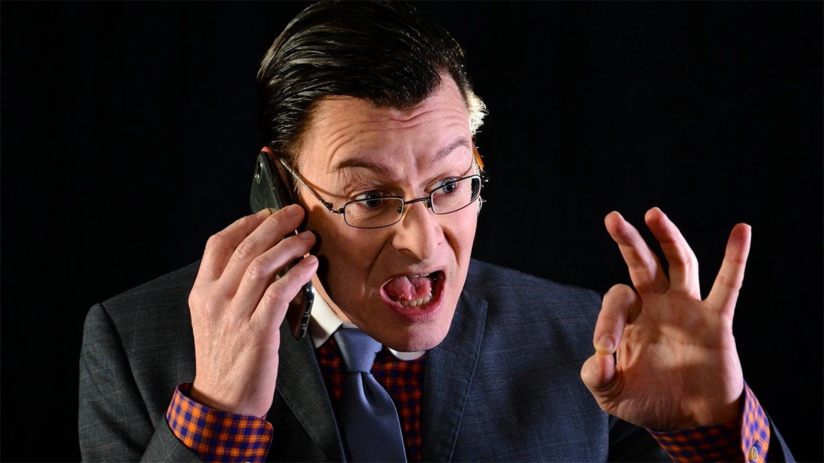 Que signifie le fait que quelqu'un parle fort au téléphone, selon la psychologie ?
