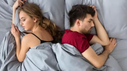 Que signifie le fait que votre partenaire vous tourne toujours le dos durant le sommeil selon la psychologie