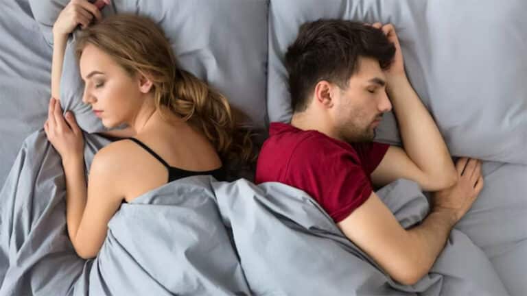 Que signifie le fait que votre partenaire vous tourne toujours le dos durant le sommeil selon la psychologie