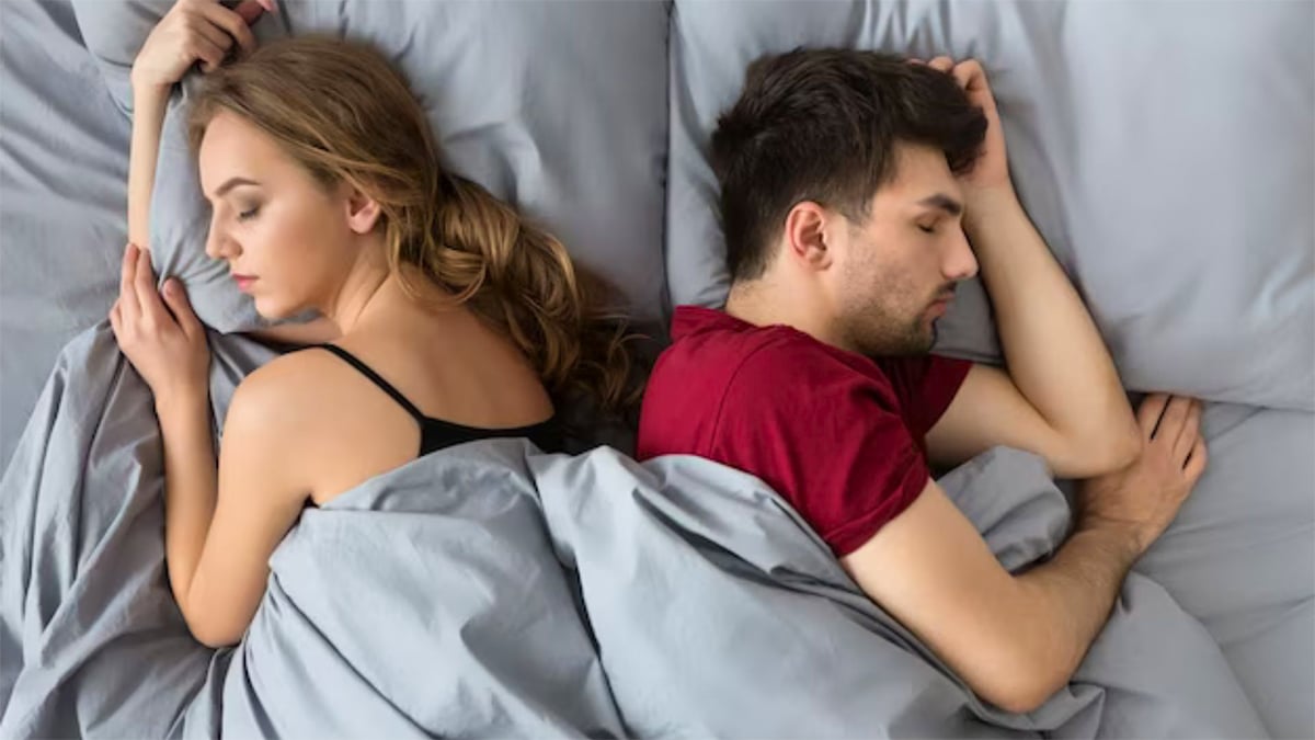 Que signifie le fait que votre partenaire vous tourne toujours le dos durant le sommeil selon la psychologie