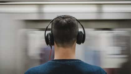 Que signifie le fait qu’une personne écoute la même chanson en boucle selon la psychologie