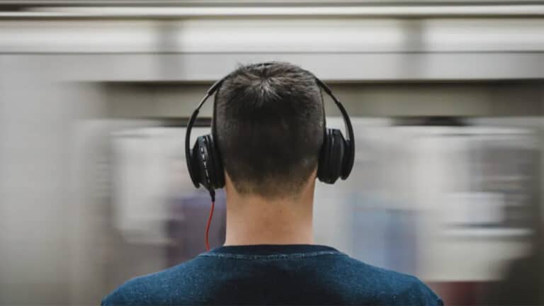 Que signifie le fait qu’une personne écoute la même chanson en boucle selon la psychologie