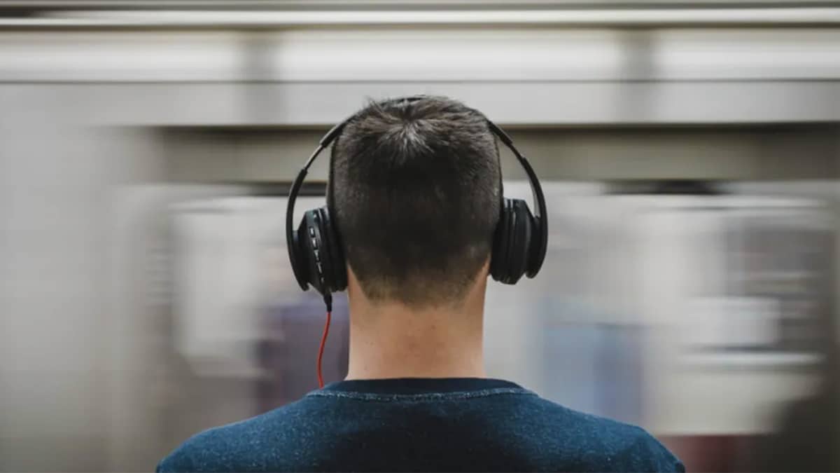 Que signifie le fait qu’une personne écoute la même chanson en boucle selon la psychologie