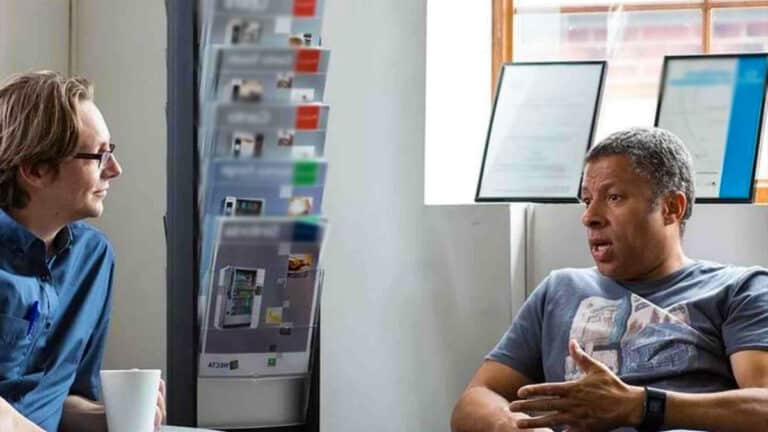 Que signifie le fait qu’une personne interrompe toujours les conversations selon la psychologie