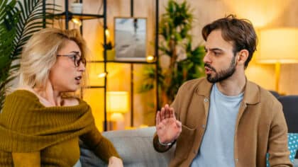 Que signifie le fait qu'une personne parle beaucoup d'elle-même, selon la psychologie ?