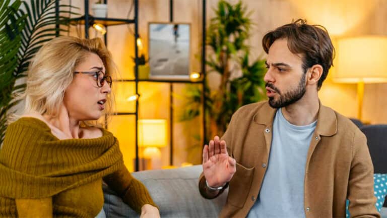 Que signifie le fait qu'une personne parle beaucoup d'elle-même, selon la psychologie ?