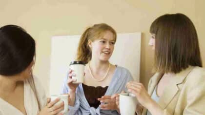 Que signifie le fait qu’une personne recherche toujours l’approbation des autres selon la psychologie