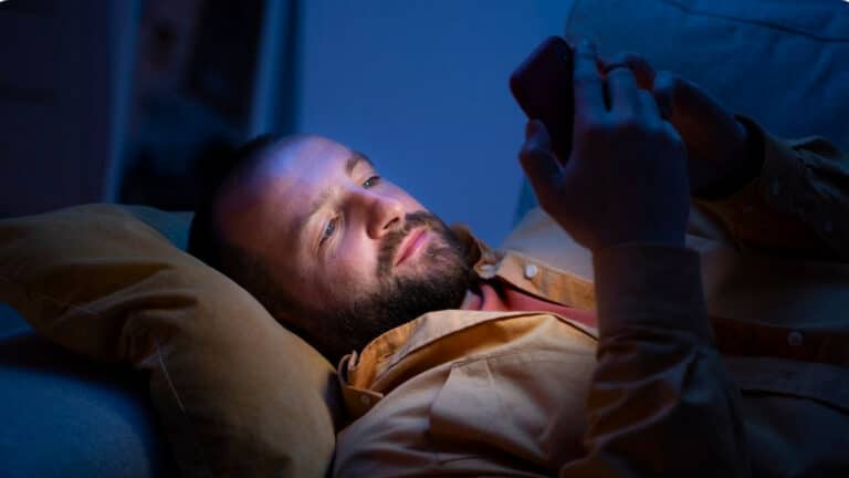 Que signifie le fait qu’une personne se couche toujours tard, selon la psychologie