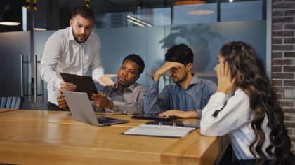 Que signifie le fait qu’une personne se plaint tout le temps, selon la psychologie