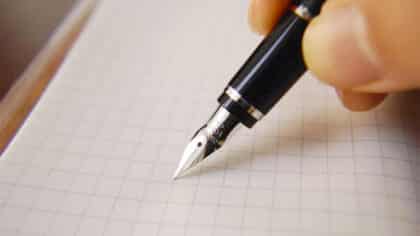 Que signifie le fait qu’une personne signe toujours avec ses initiales selon la psychologie