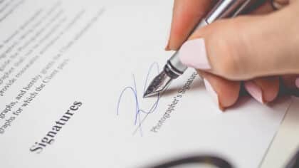 Que signifie le fait qu’une personne souligne son nom dans sa signature selon la psychologie