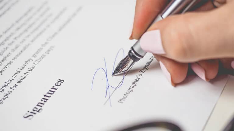 Que signifie le fait qu’une personne souligne son nom dans sa signature selon la psychologie