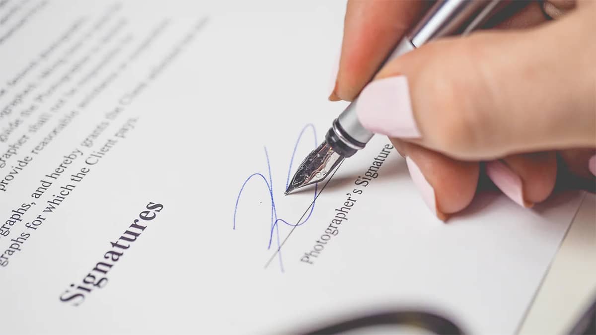 Que signifie le fait qu’une personne souligne son nom dans sa signature selon la psychologie