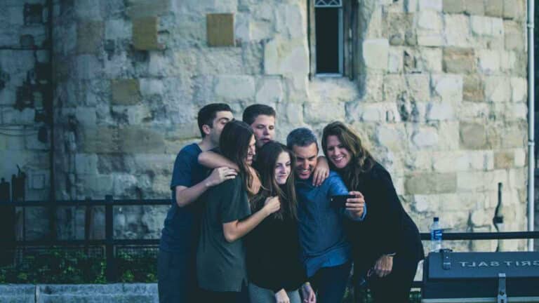 Que signifie le fait qu’une personne veuille toujours être le centre de l’attention selon la psychologie