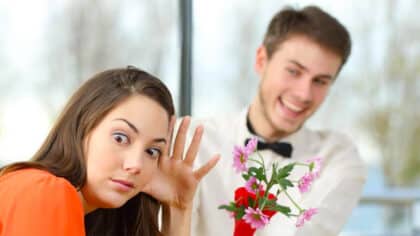 Que signifie le fait qu’une personne vous sourit sans vous connaître, selon la psychologie