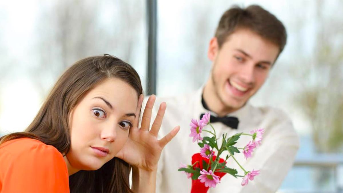 Que signifie le fait qu’une personne vous sourit sans vous connaître, selon la psychologie