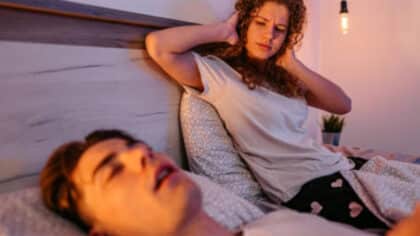 Que signifie parler durant son sommeil selon la psychologie