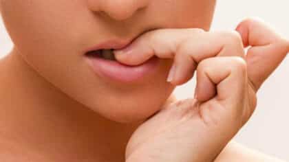 Que signifie se ronger les ongles ? La psychologie l’explique