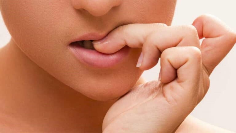 Que signifie se ronger les ongles ? La psychologie l’explique
