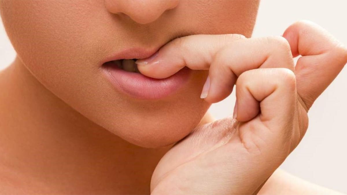 Que signifie se ronger les ongles ? La psychologie l’explique