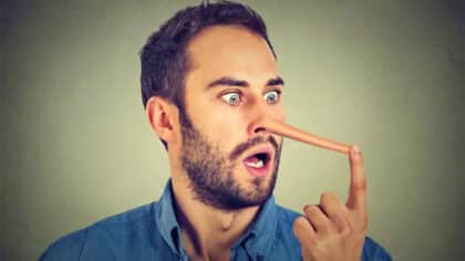 Que signifie une personne qui ment constamment selon la psychologie