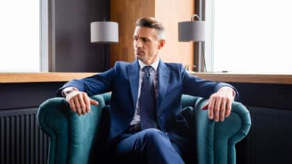 Que signifie votre posture assise sur votre personnalité selon la psychologie