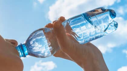 Quelle quantité d’eau faut-il boire par jour ? Les dangers liés à une consommation excessive