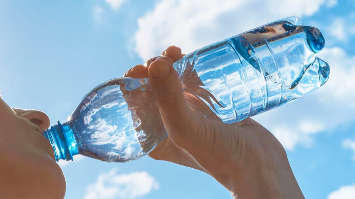 Quelle quantité d’eau faut-il boire par jour ? Les dangers liés à une consommation excessive