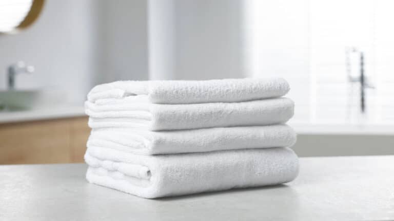 Retrouvez votre linge blanc comme neige avec cette astuce magique qui change tout