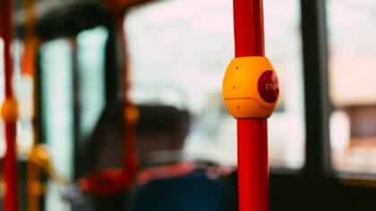 Si vous saluez le chauffeur à chaque fois que vous montez dans le bus, c’est à cause de cela selon la psychologie