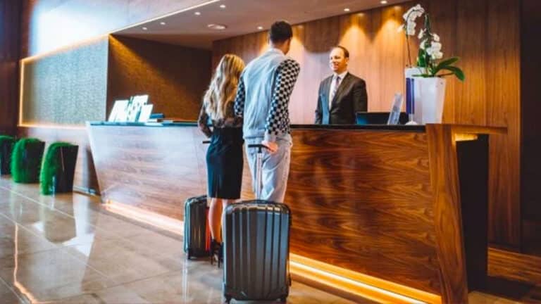 Un expert alerte: si un hôtel vous demande votre pièce d’identité, voici ce que vous devez faire