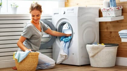Une experte alerte : sortir les vêtements de la machine à laver en retard peut vous coûter très cher