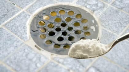 Vous devriez mettre du bicarbonate dans la bonde après chaque douche : une astuce magique