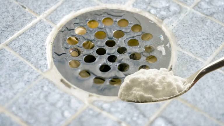 Vous devriez mettre du bicarbonate dans la bonde après chaque douche : une astuce magique