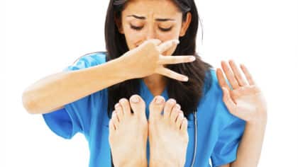 Pourquoi les pieds sentent-ils mauvais et comment s’en débarrasser facilement selon les experts