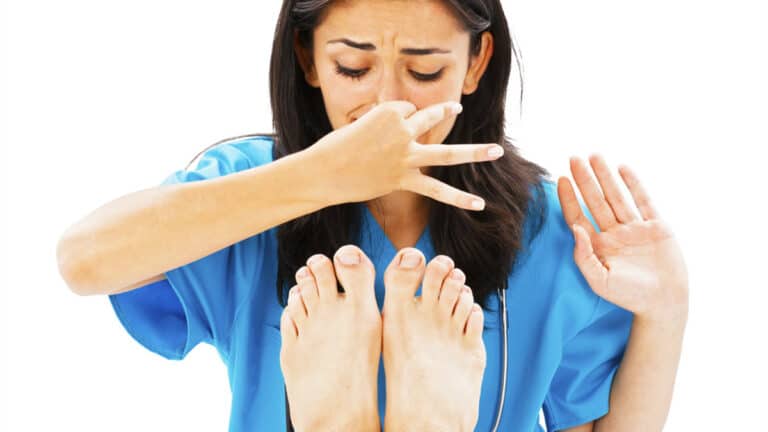 Pourquoi les pieds sentent-ils mauvais et comment s’en débarrasser facilement selon les experts