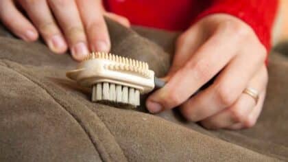 3 astuces pour enlever les peluches de vos vêtements définitivement