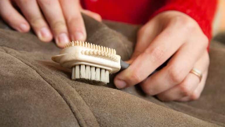3 astuces pour enlever les peluches de vos vêtements définitivement