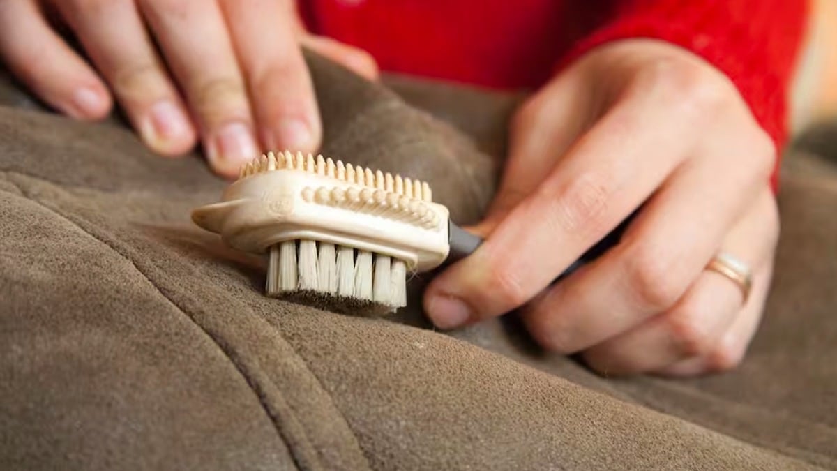 3 astuces pour enlever les peluches de vos vêtements définitivement