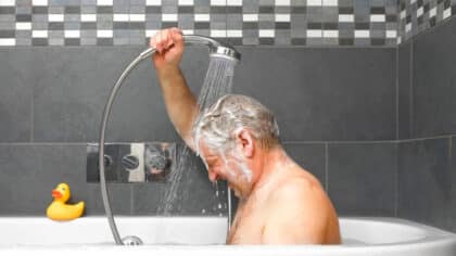 À quelle fréquence les plus de 65 ans doivent-ils prendre une douche ? Des experts répondent