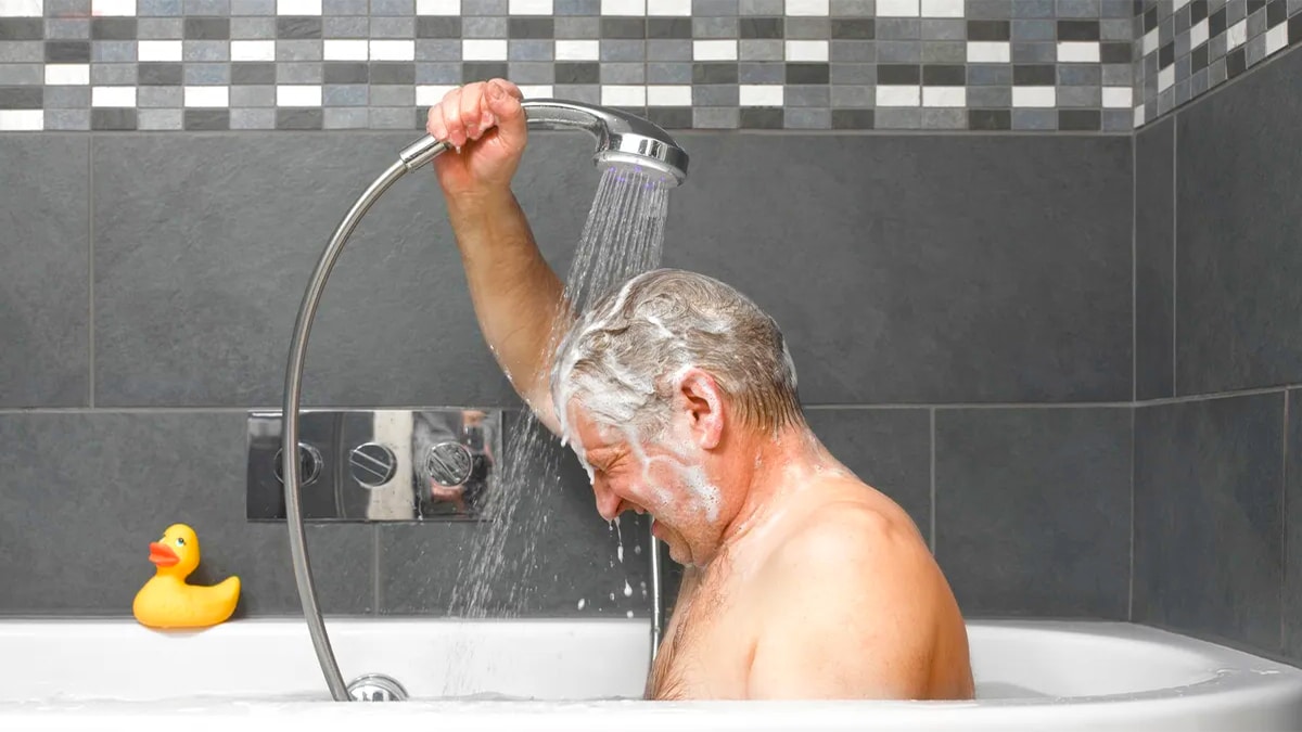 À quelle fréquence les plus de 65 ans doivent-ils prendre une douche ? Des experts répondent