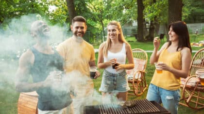 Adieu à l’odeur de fumée sur vos vêtements lors d’un barbecue avec cette astuce infaillible et radicale