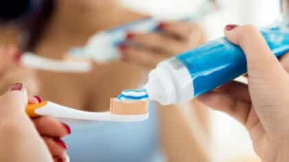 Adieu la mauvaise haleine : les conseils des experts pour l’éviter facilement