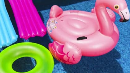 Adieu le chlore: l'astuce simple que les pros recommandent pour nettoyer votre piscine en été