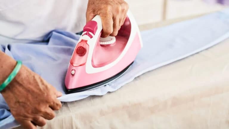 Adieu le fer à repasser traditionnel : cet appareil innovant va le remplacer définitivement