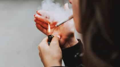 Adieu le tabac : la plante qui vous aide à arrêter de fumer et prend soin de votre foie