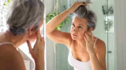 Adieu les cheveux gris: ce que vous devez ajouter à votre shampoing pour rajeunir et foncer vos cheveux